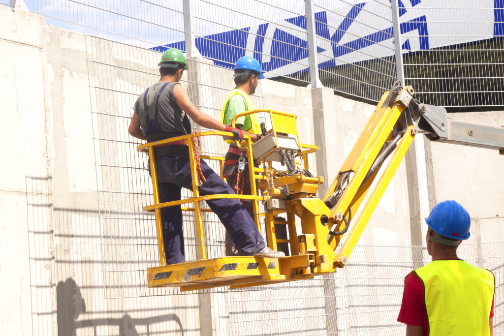  platform elevated towards a blue sky with construction workers