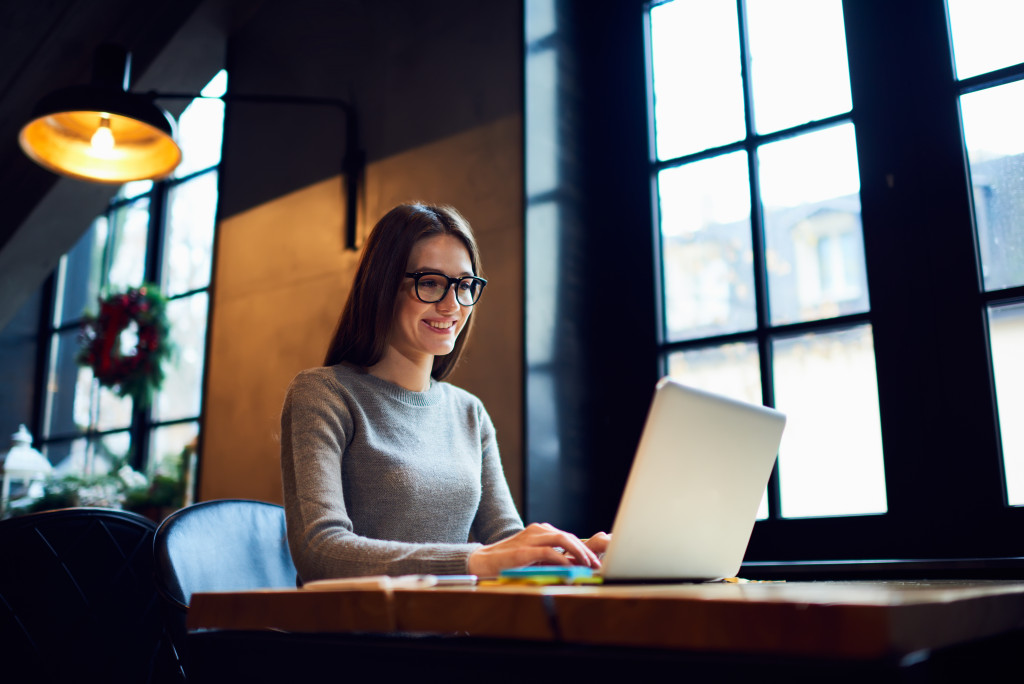 girl using laptop